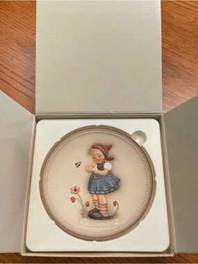Hummel Third Edition 1988 Daisies Don’t Tell Collectors Plate Vintage in box